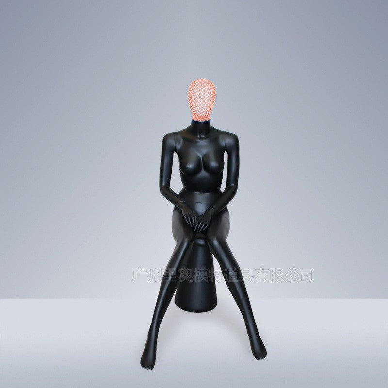Maniquíes femeninos de cuerpo completo con baño de metal y cara de oro rosa.
