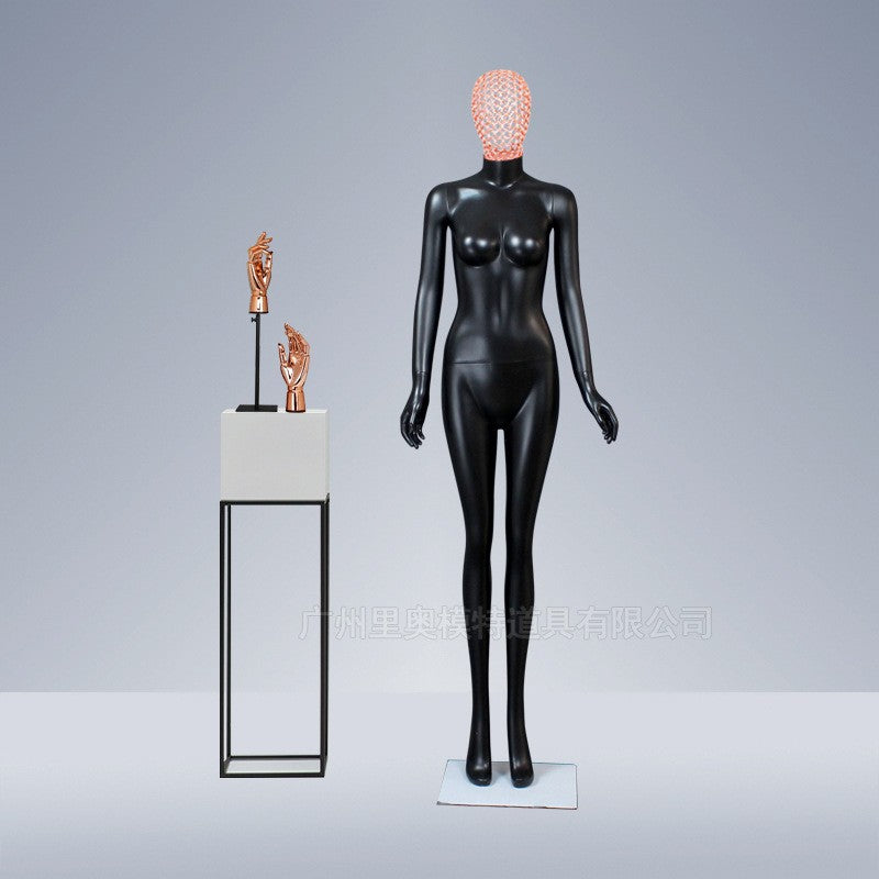 Maniquíes femeninos de cuerpo completo con baño de metal y cara de oro rosa. 